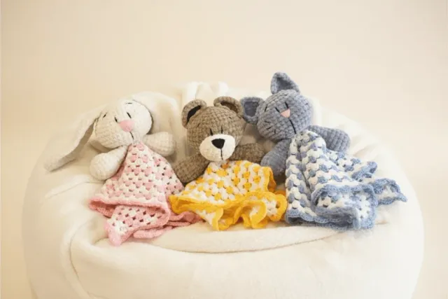 Colección de peluches seguros para bebés en tonos pastel